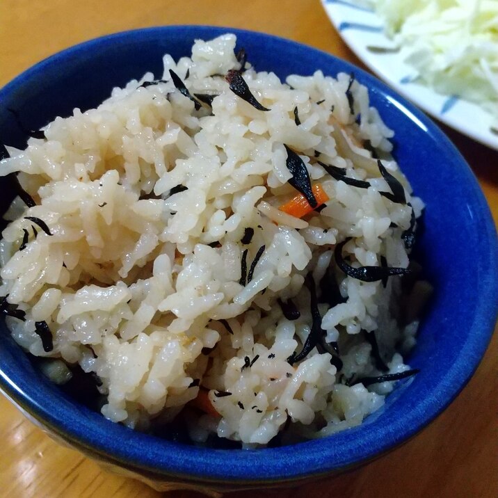 ひじきとごぼうとにんじんの炊き込みご飯